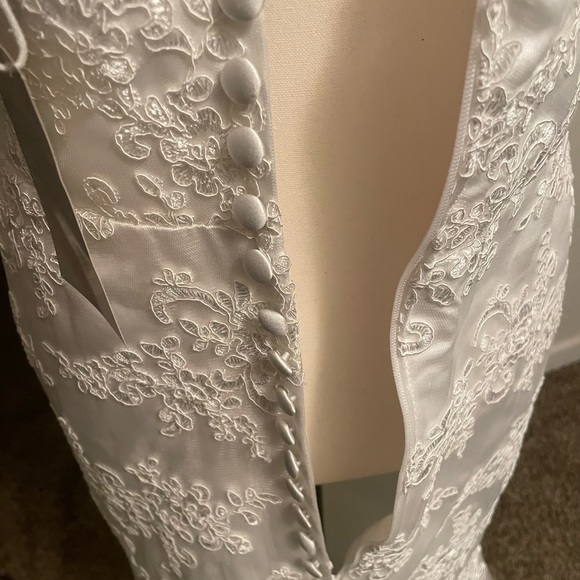 😱 BRAND NEW/unworn Custom made Wedding Dress with hand beaded removable sash. - Picture 4 of 7